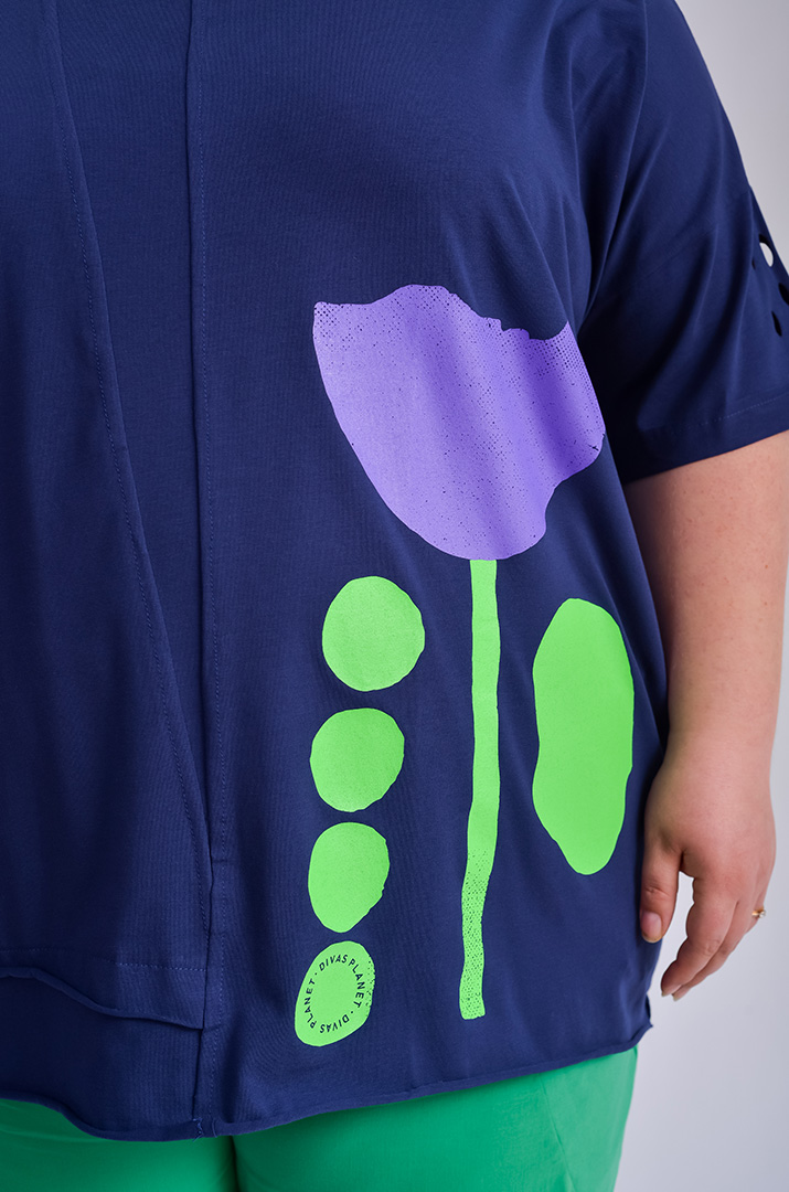 Футболка довга з фігурними прорізами та принтом великих розмірів