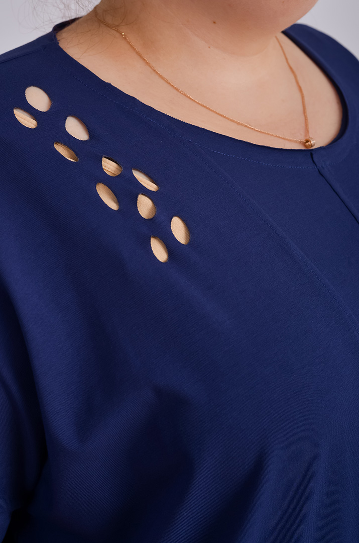 Футболка довга з фігурними прорізами та принтом великих розмірів