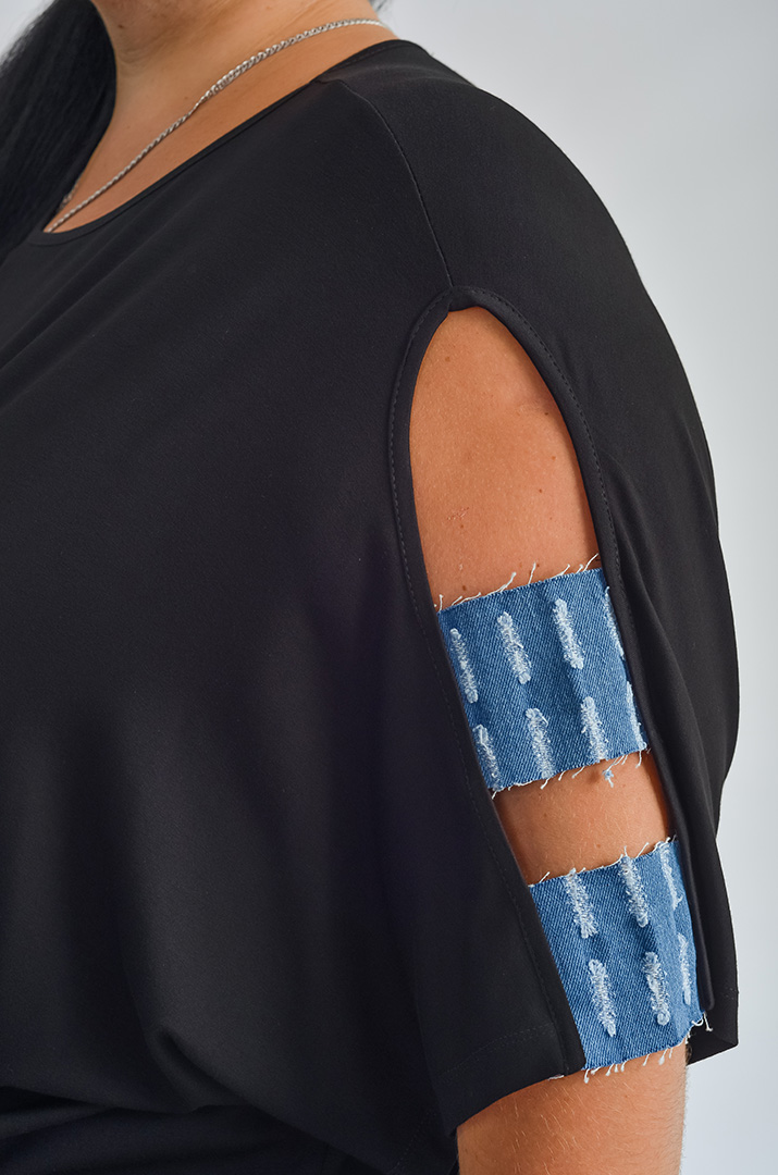 Футболка з контрастним принтом і нашивками великих розмірів