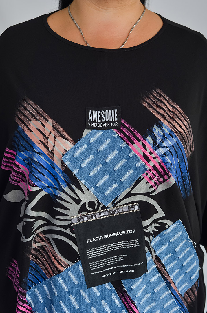 Футболка з контрастним принтом і нашивками великих розмірів