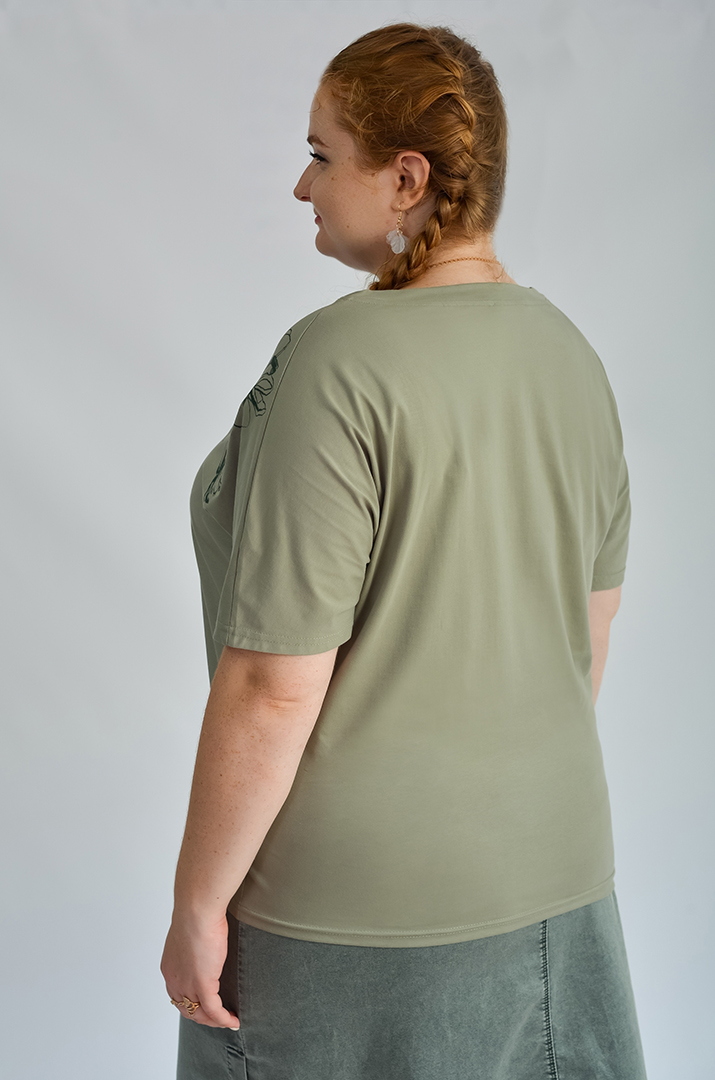 Футболка коротка з абстрактними квітами великих розмірів