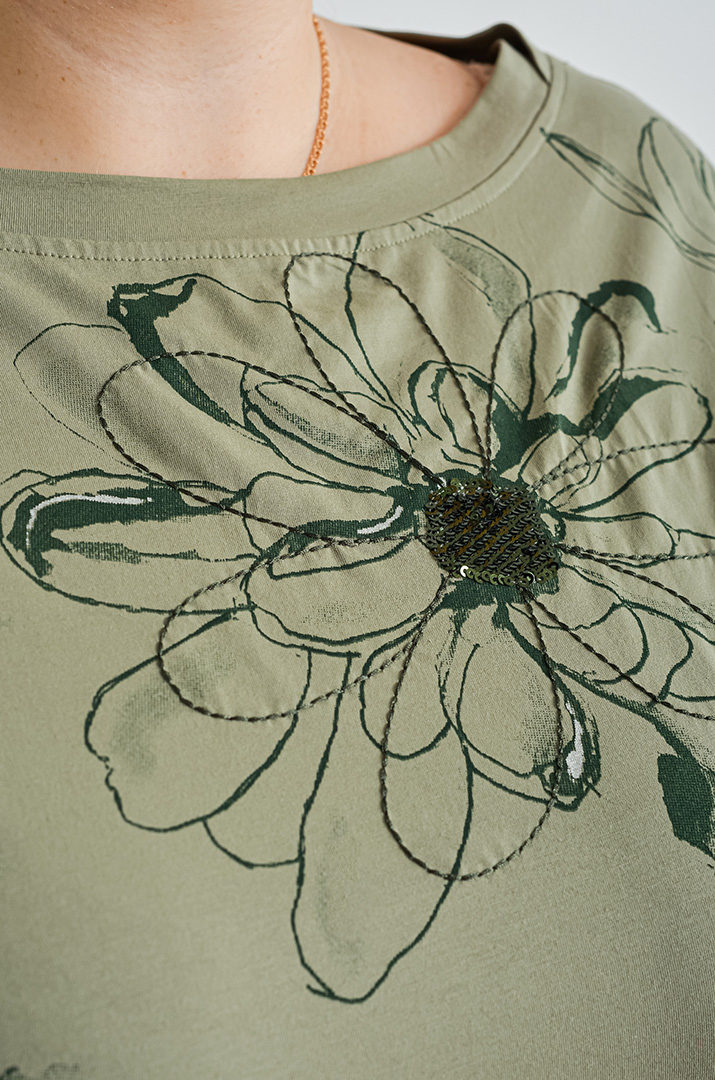 Футболка коротка з абстрактними квітами великих розмірів