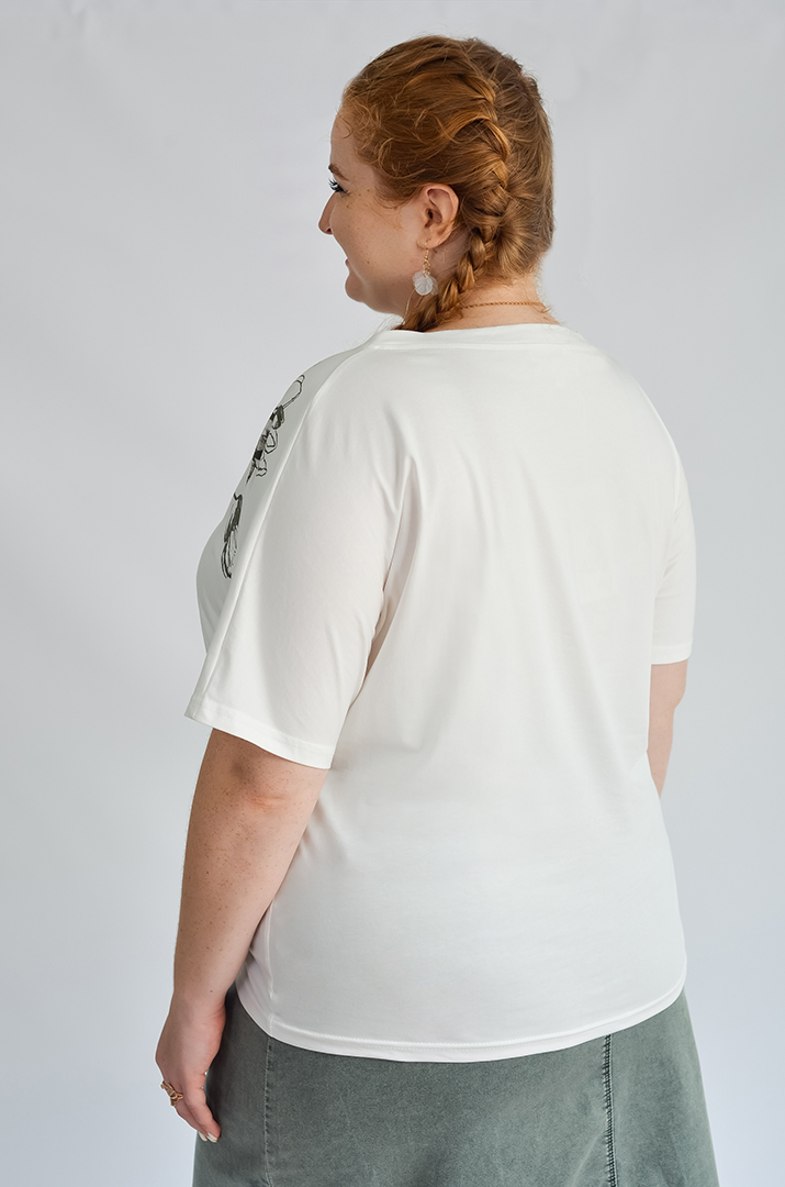 Футболка коротка з абстрактними квітами великих розмірів