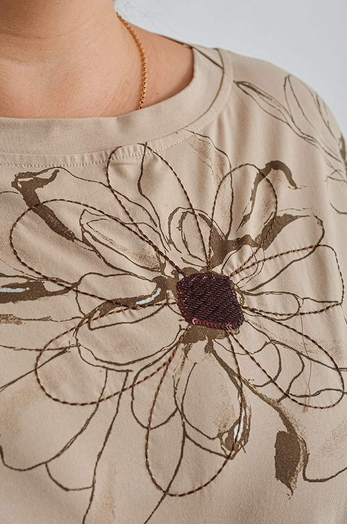 Футболка коротка з абстрактними квітами великих розмірів