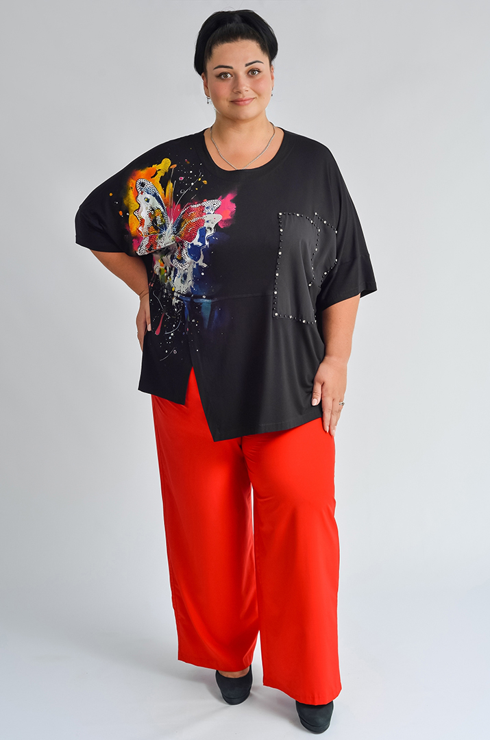 Футболка з яскравим принтом метелика та стразами великих розмірів