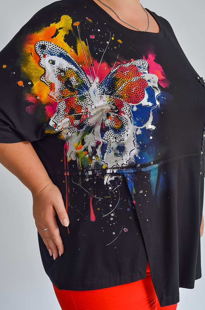 Футболка з яскравим принтом метелика та стразами великих розмірів