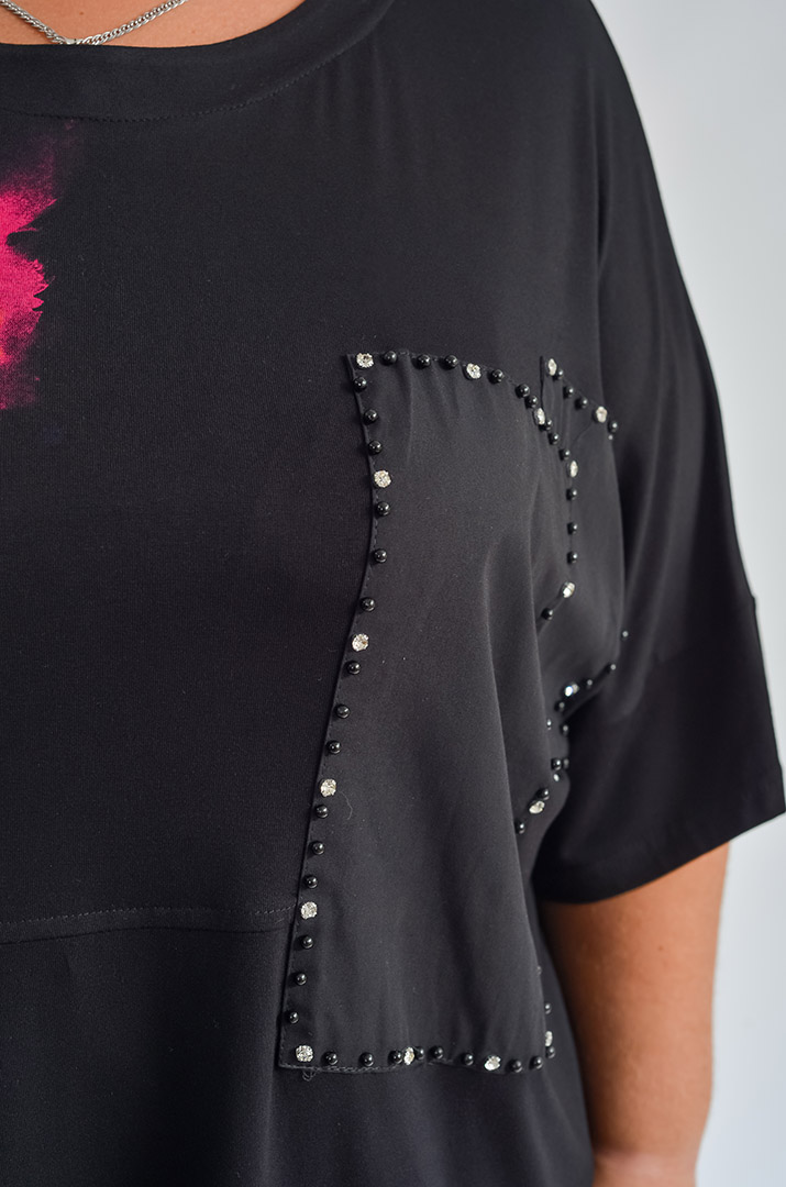 Футболка з яскравим принтом метелика та стразами великих розмірів