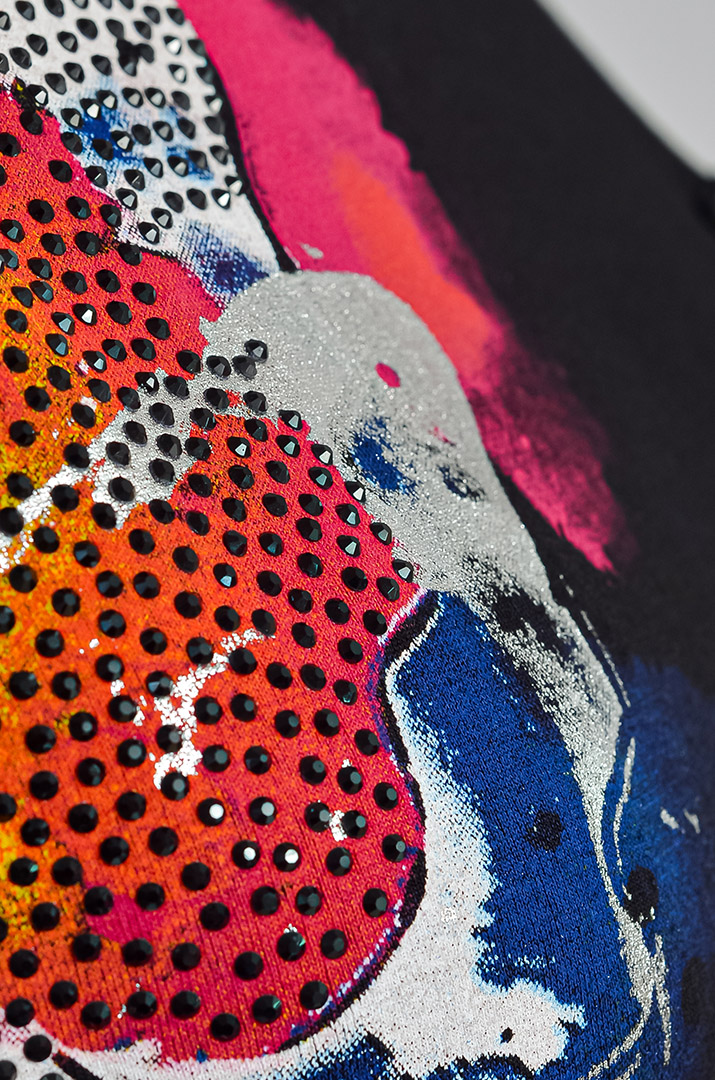 Футболка з яскравим принтом метелика та стразами великих розмірів