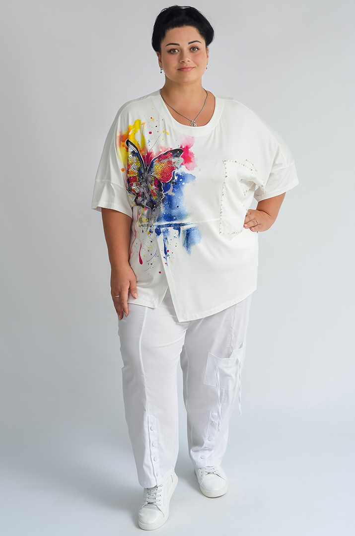 Футболка з яскравим принтом метелика та стразами великих розмірів
