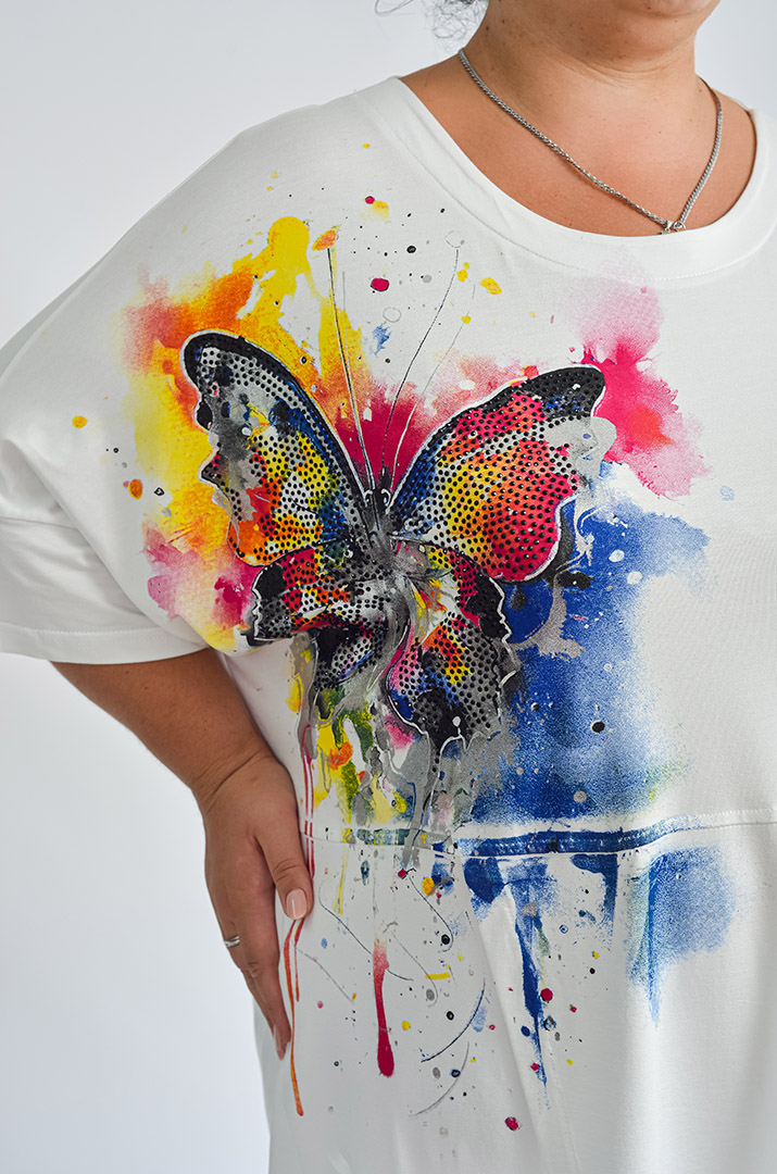 Футболка з яскравим принтом метелика та стразами великих розмірів