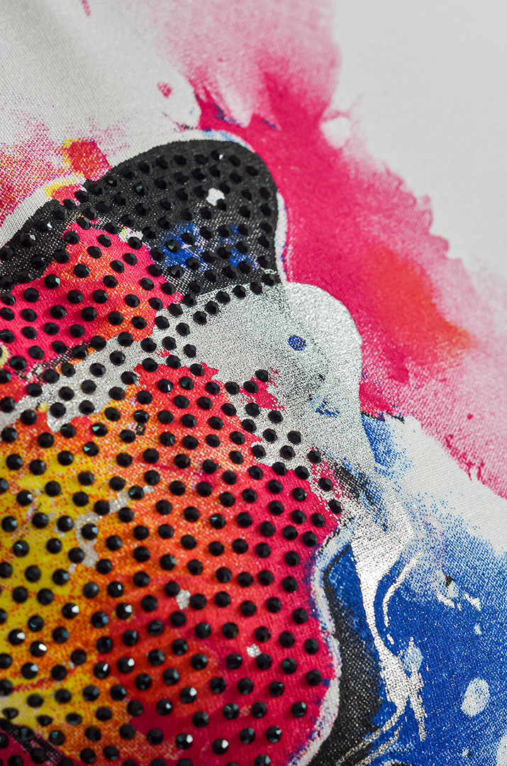 Футболка з яскравим принтом метелика та стразами великих розмірів