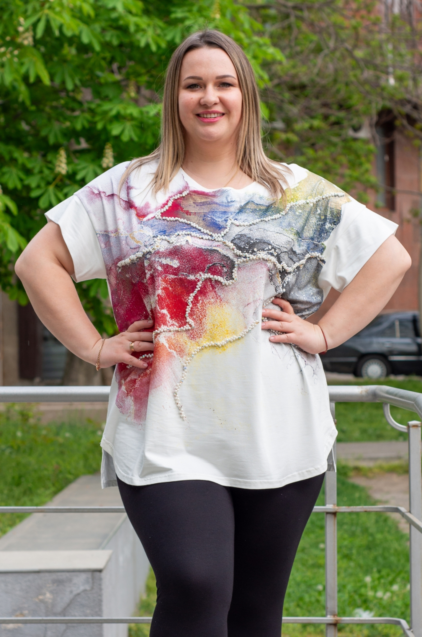 Футболка с ярким принтом и бусинами больших размеров