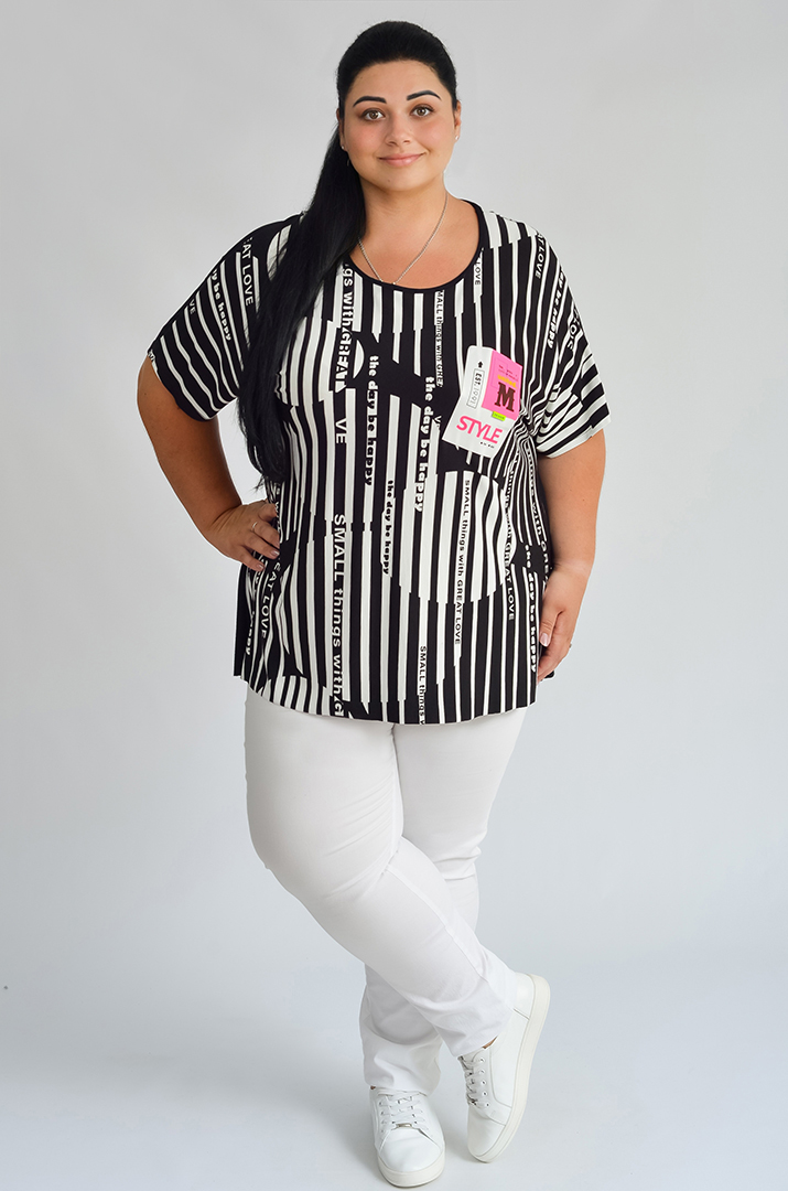 Футболка в чорно-білу смужку з написами великих розмірів