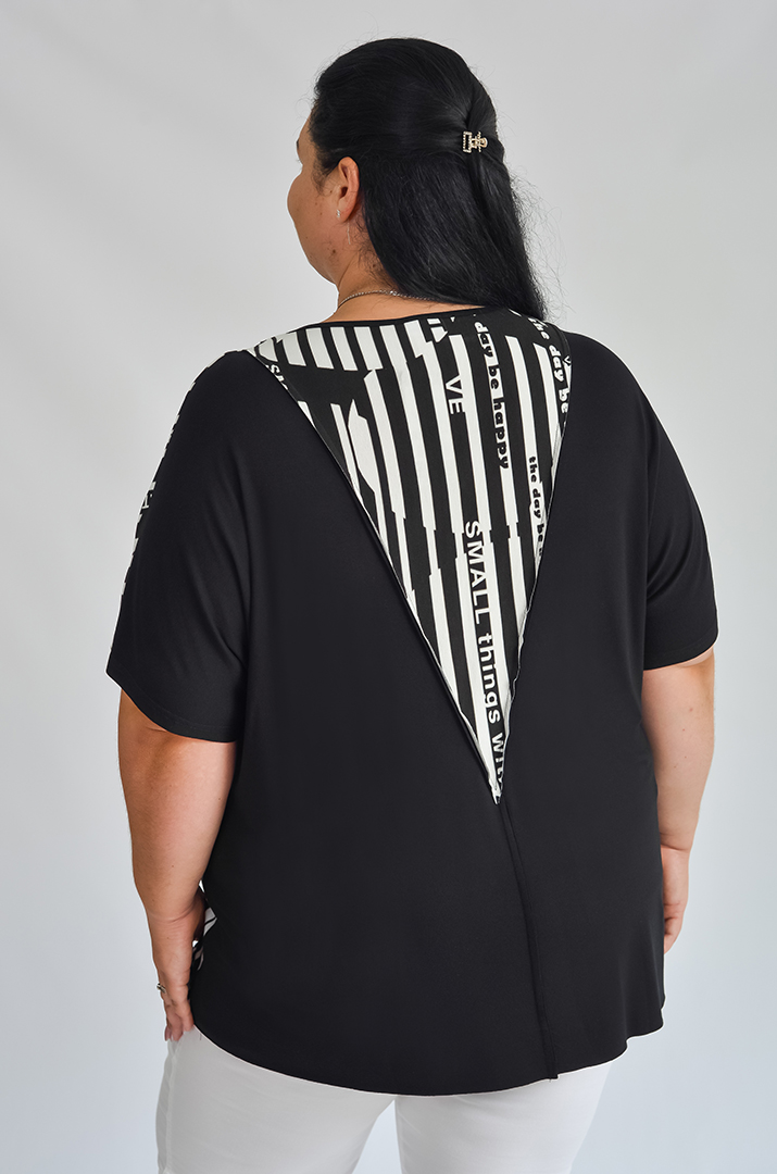 Футболка в чорно-білу смужку з написами великих розмірів