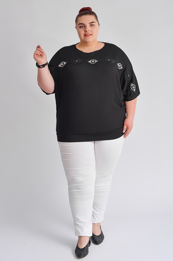 Чорна футболка декорована бусинами великих розмірів