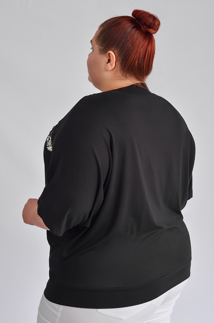 Чорна футболка декорована бусинами великих розмірів