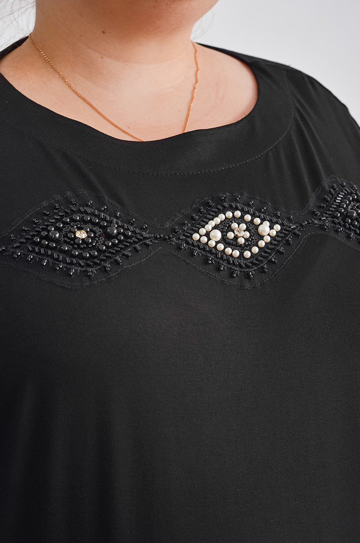 Чорна футболка декорована бусинами великих розмірів