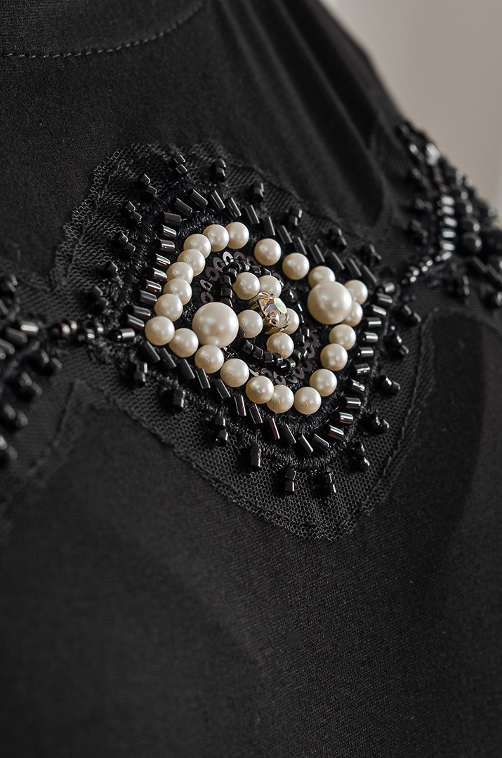 Чорна футболка декорована бусинами великих розмірів