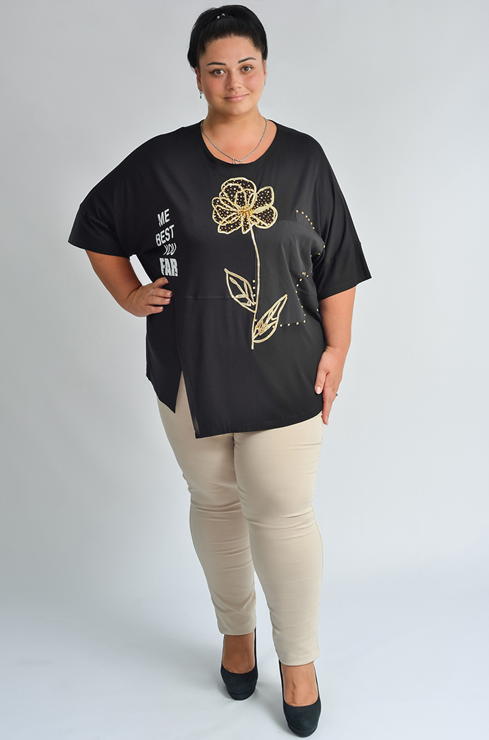 Футболка з декоративною квіткою та написом великих розмірів