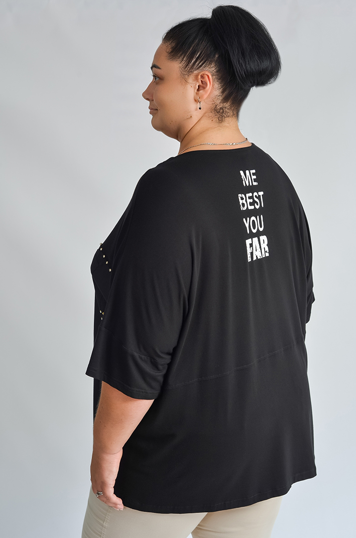 Футболка з декоративною квіткою та написом великих розмірів