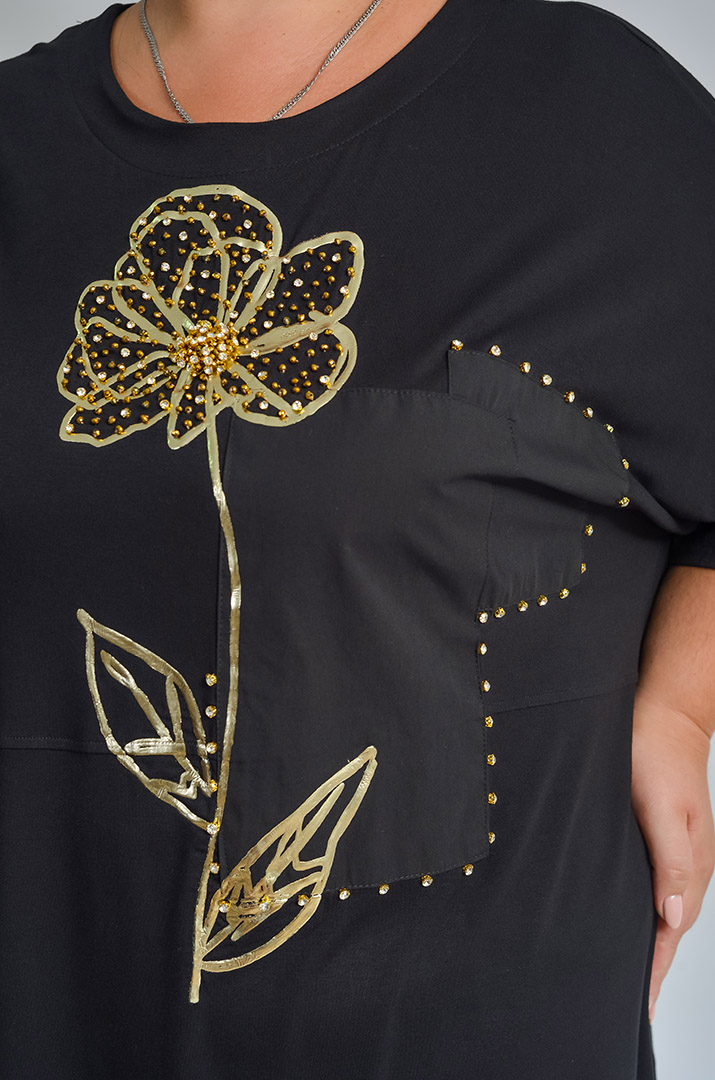 Футболка з декоративною квіткою та написом великих розмірів