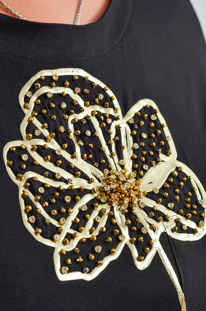 Футболка з декоративною квіткою та написом великих розмірів