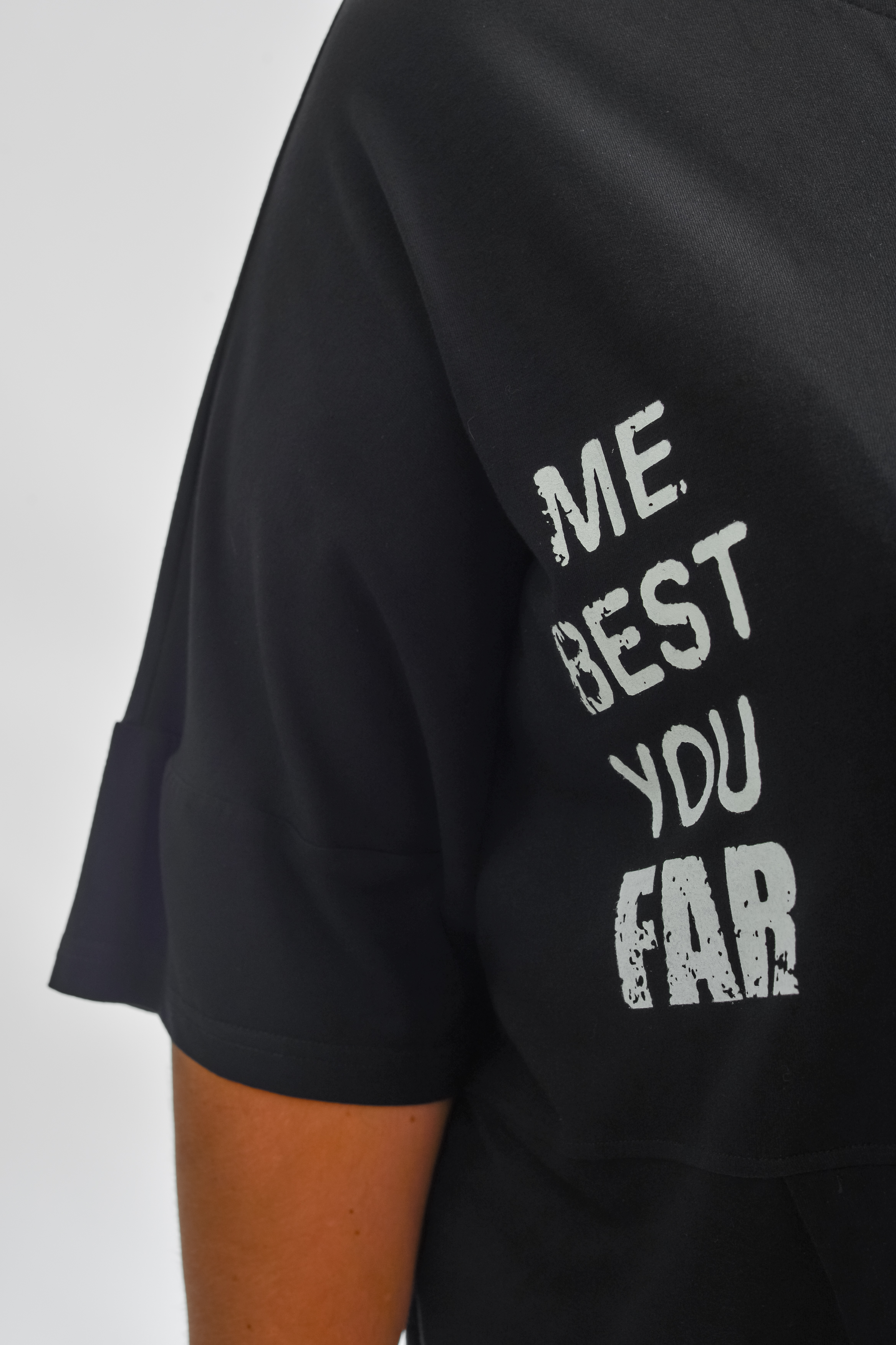 Футболка з декоративною квіткою та написом великих розмірів