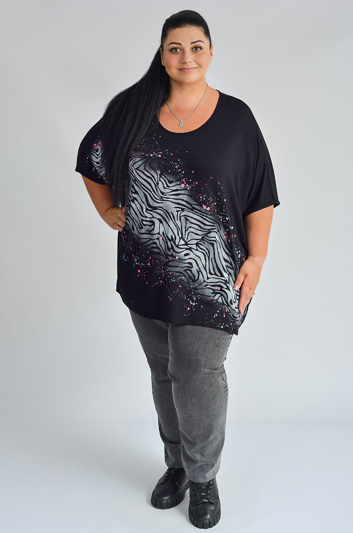 Футболка с абстрактным принтом и цветными акцентами больших размеров