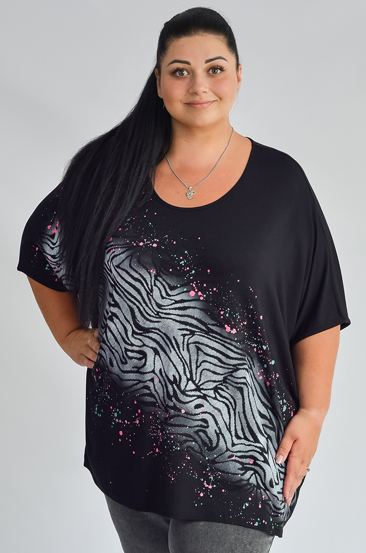 Футболка с абстрактным принтом и цветными акцентами больших размеров