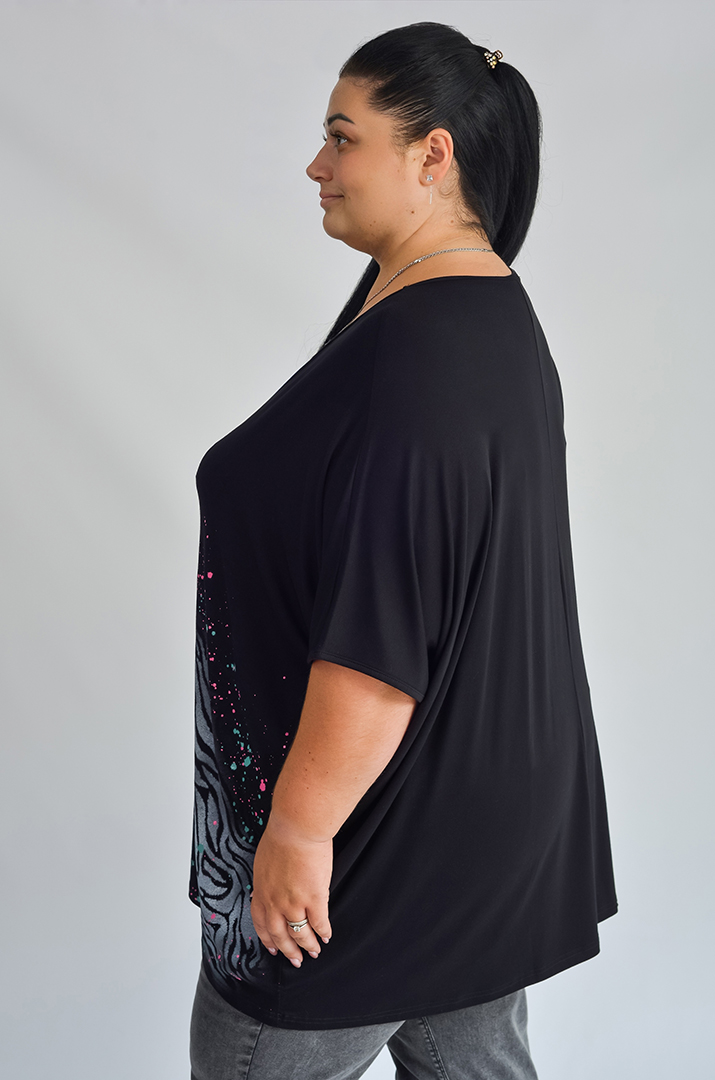 Футболка с абстрактным принтом и цветными акцентами больших размеров