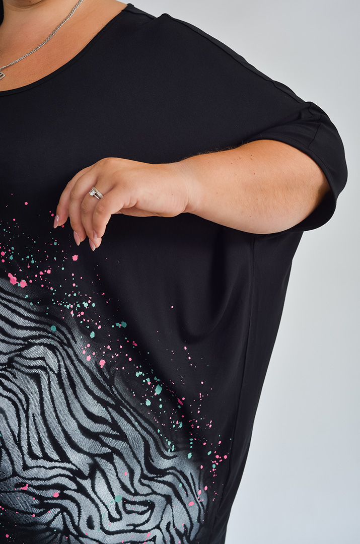 Футболка с абстрактным принтом и цветными акцентами больших размеров