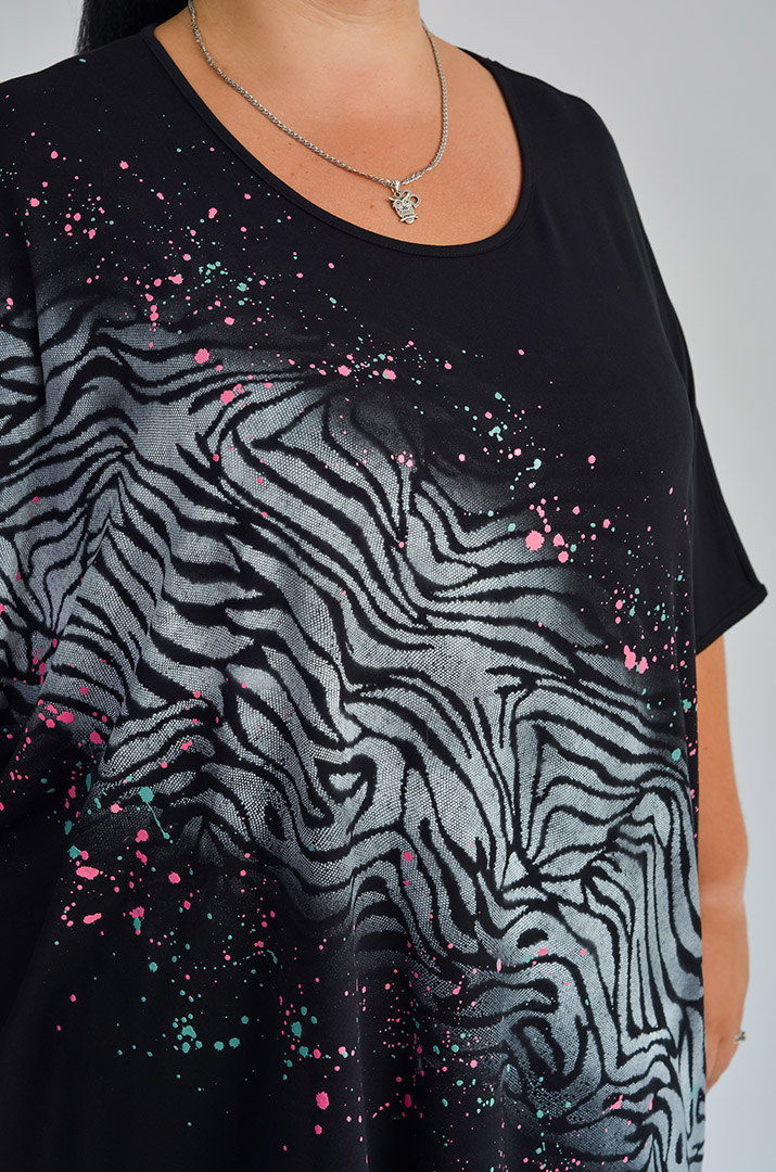 Футболка с абстрактным принтом и цветными акцентами больших размеров