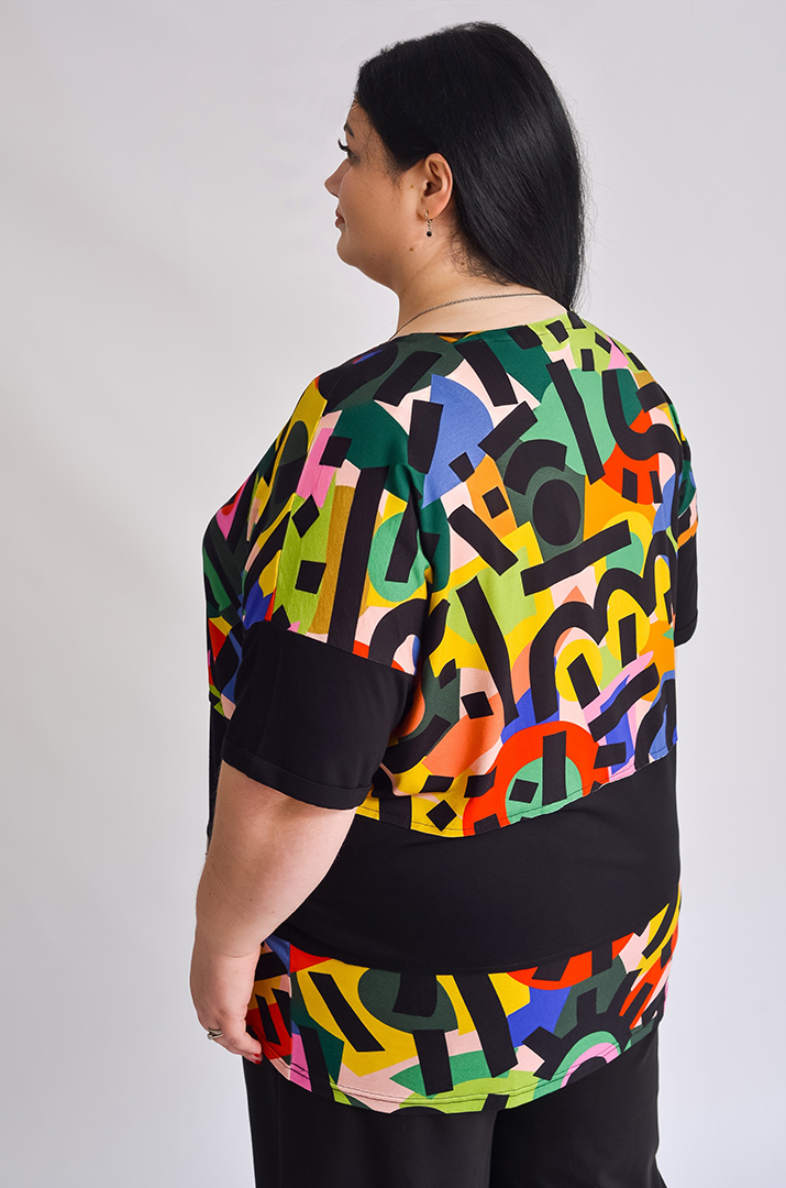 Футболка в яскравий геометричний принт великих розмірів