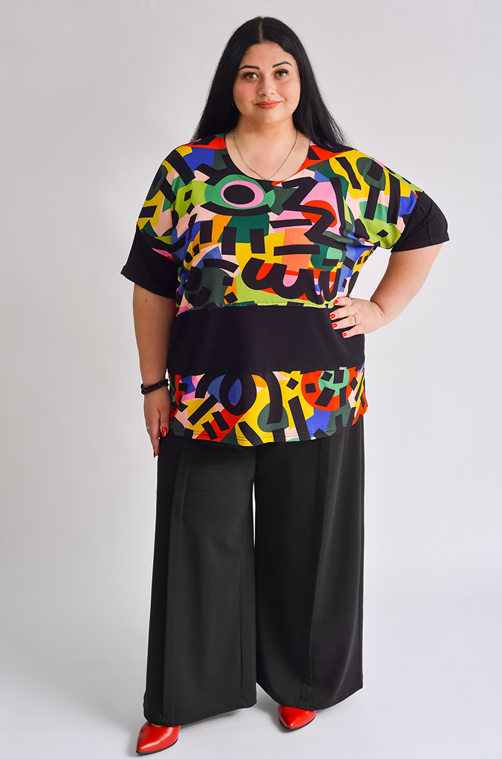 Футболка в яскравий геометричний принт великих розмірів