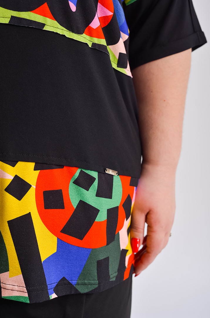 Футболка в яскравий геометричний принт великих розмірів