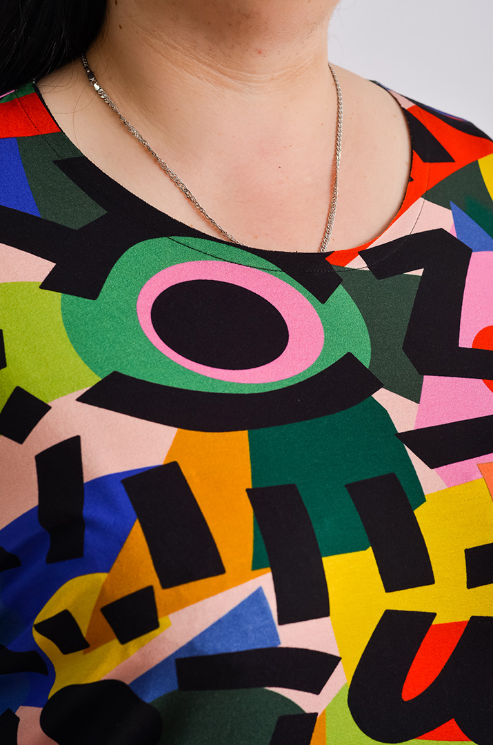 Футболка в яскравий геометричний принт великих розмірів