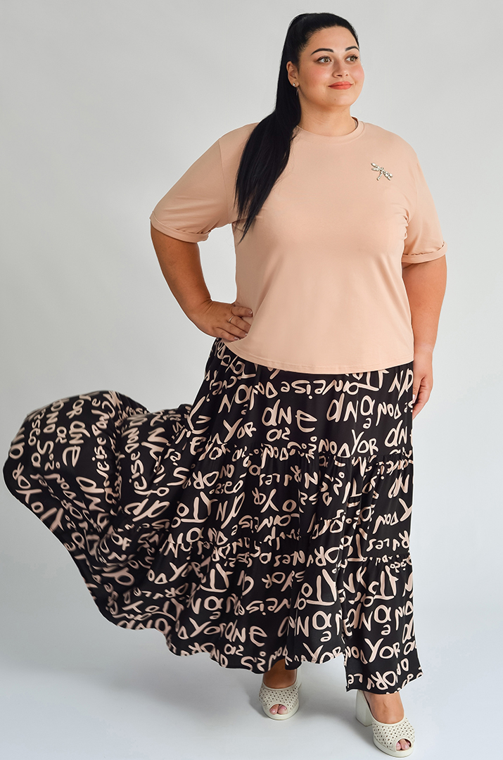 Футболка коротка з прикрасою на грудях великих розмірів