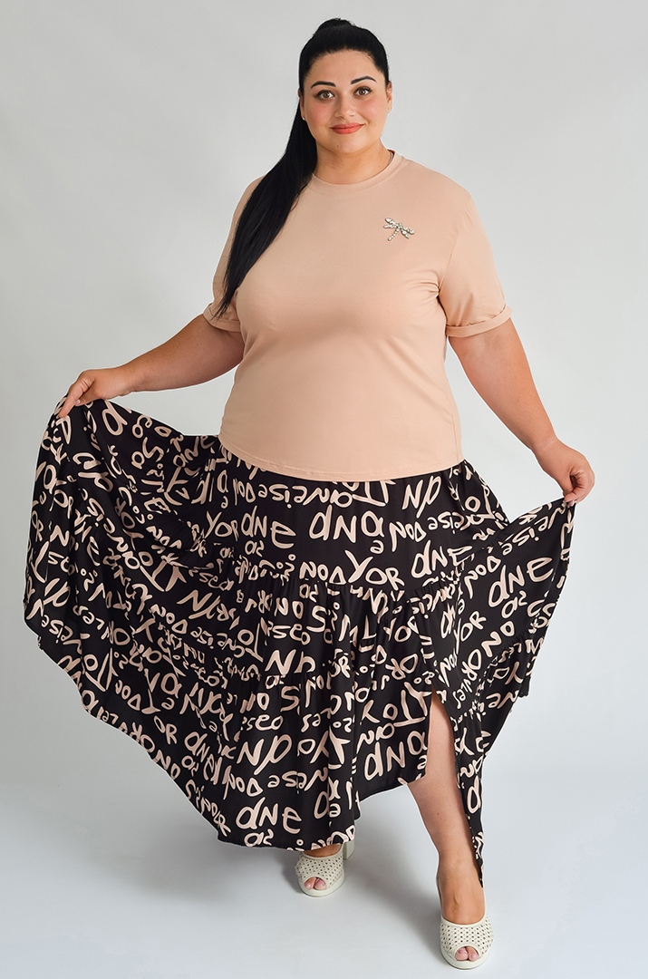 Футболка коротка з прикрасою на грудях великих розмірів