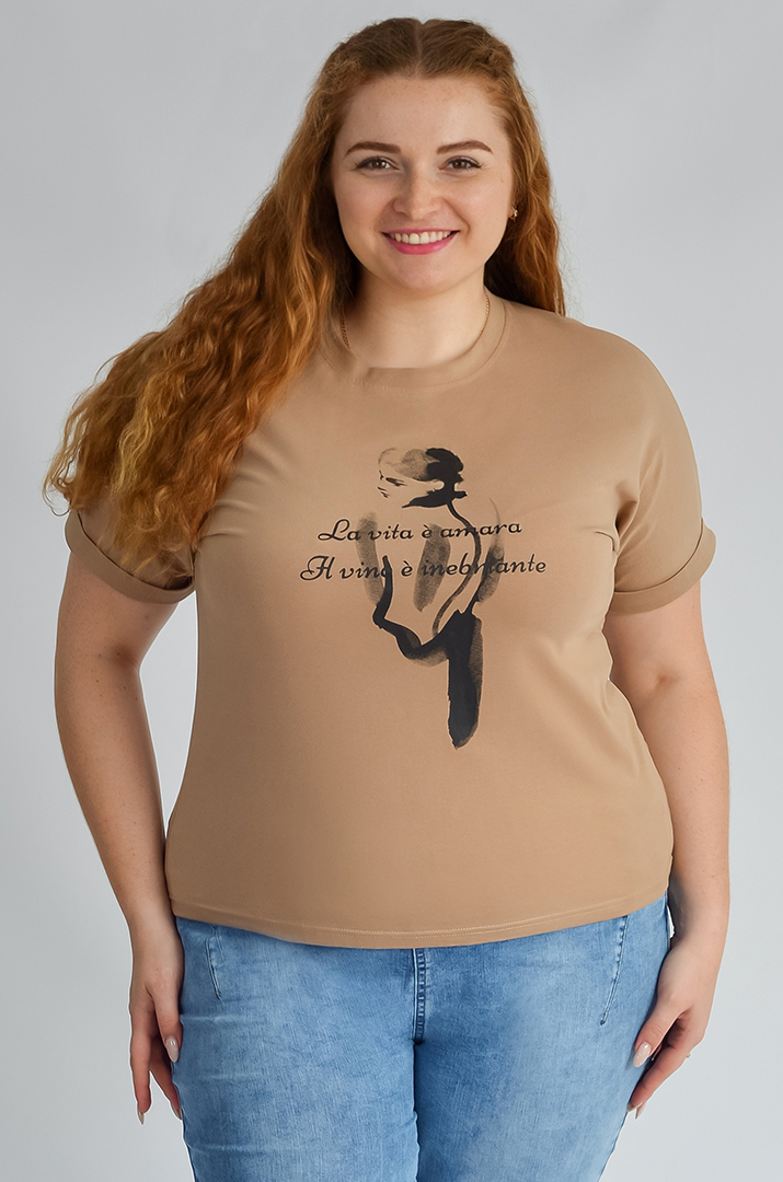 Футболка короткая с художественным принтом и надписью больших размеров