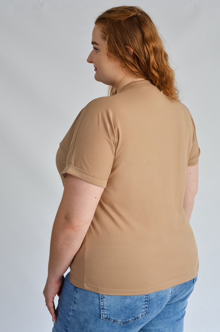 Футболка короткая с художественным принтом и надписью больших размеров