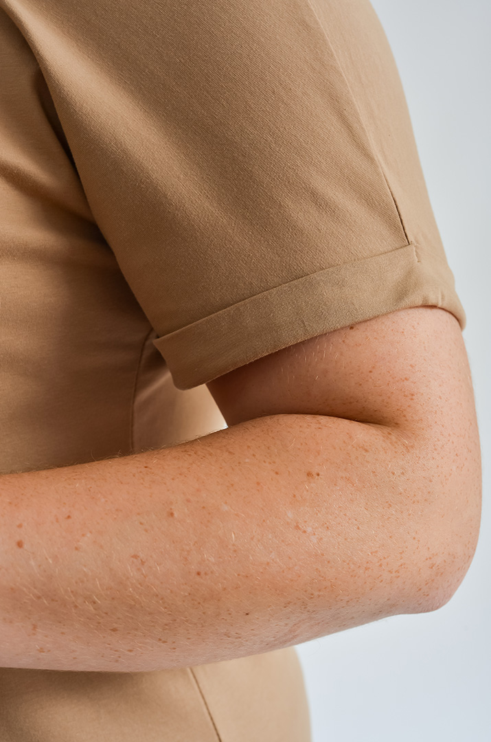 Футболка короткая с художественным принтом и надписью больших размеров