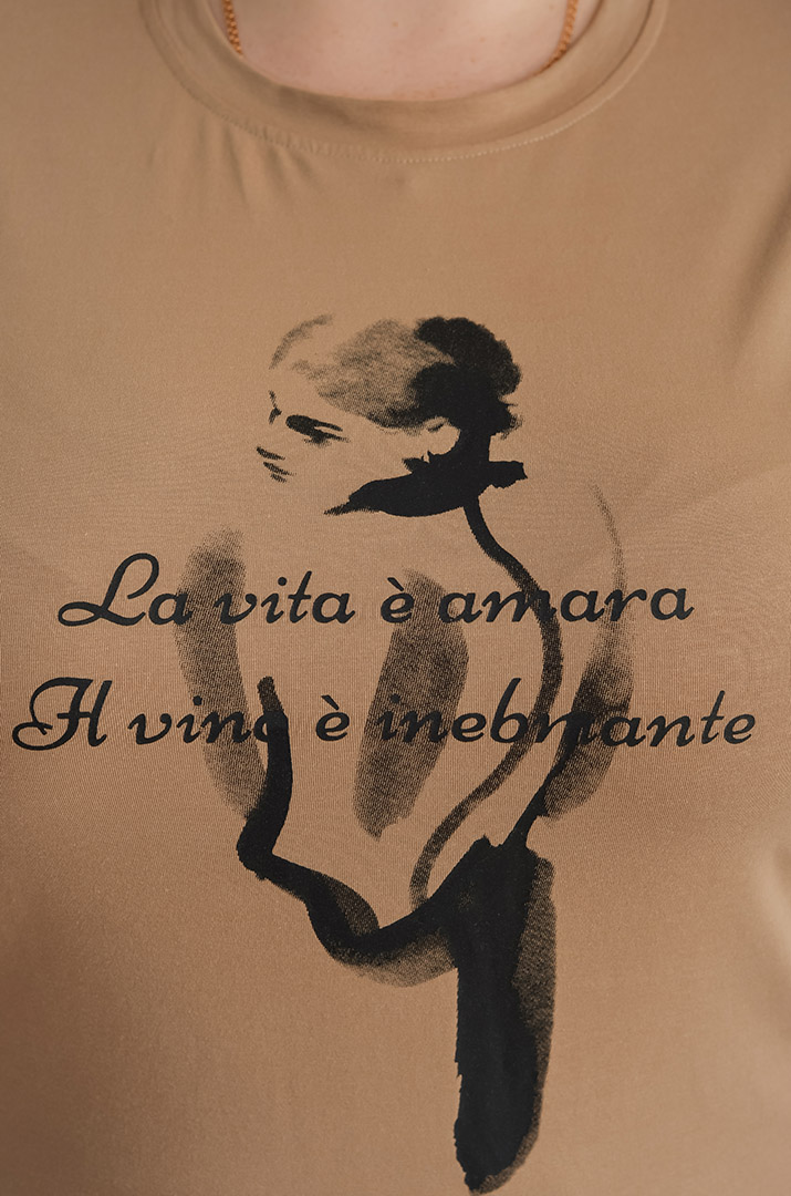 Футболка короткая с художественным принтом и надписью больших размеров