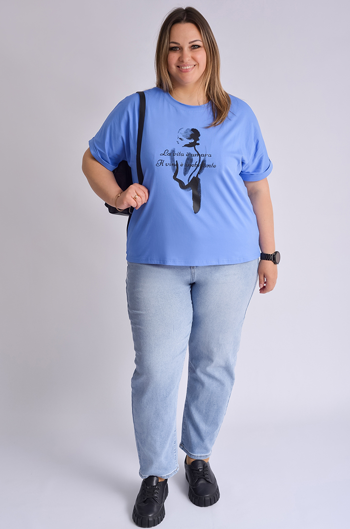 Футболка короткая с художественным принтом и надписью больших размеров