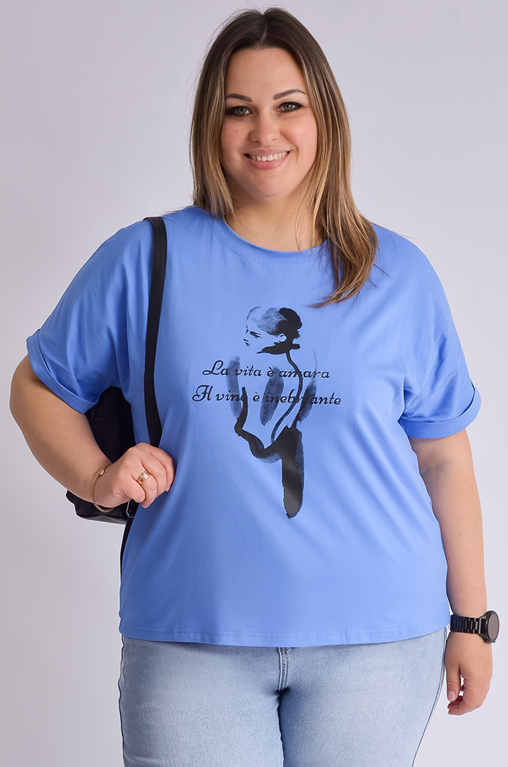 Футболка короткая с художественным принтом и надписью больших размеров