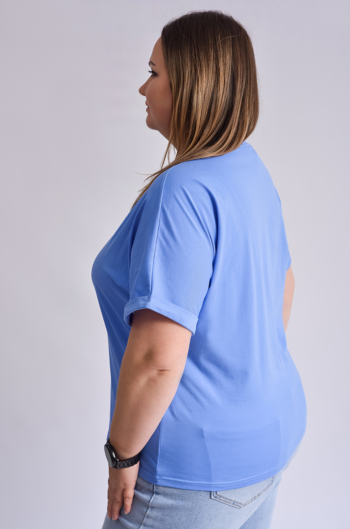 Футболка короткая с художественным принтом и надписью больших размеров