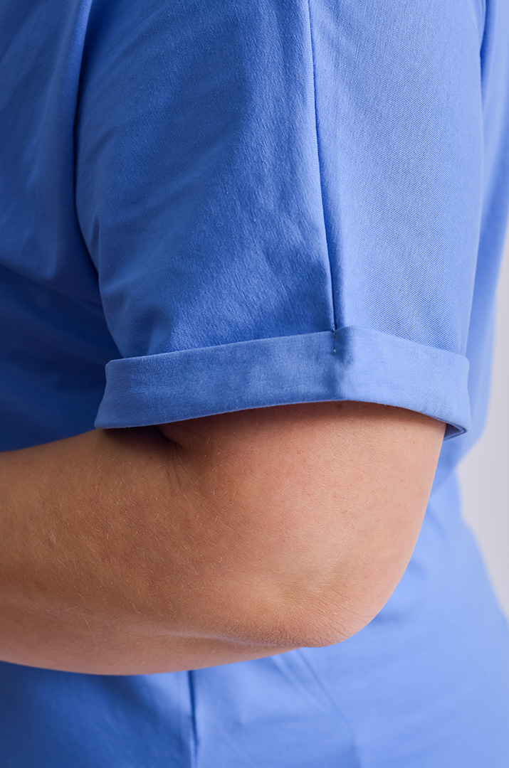 Футболка короткая с художественным принтом и надписью больших размеров