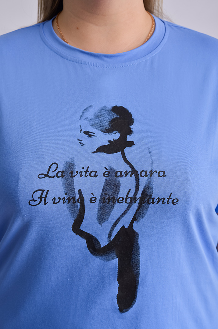 Футболка короткая с художественным принтом и надписью больших размеров