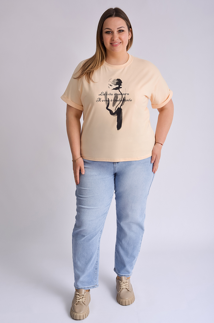 Футболка короткая с художественным принтом и надписью больших размеров