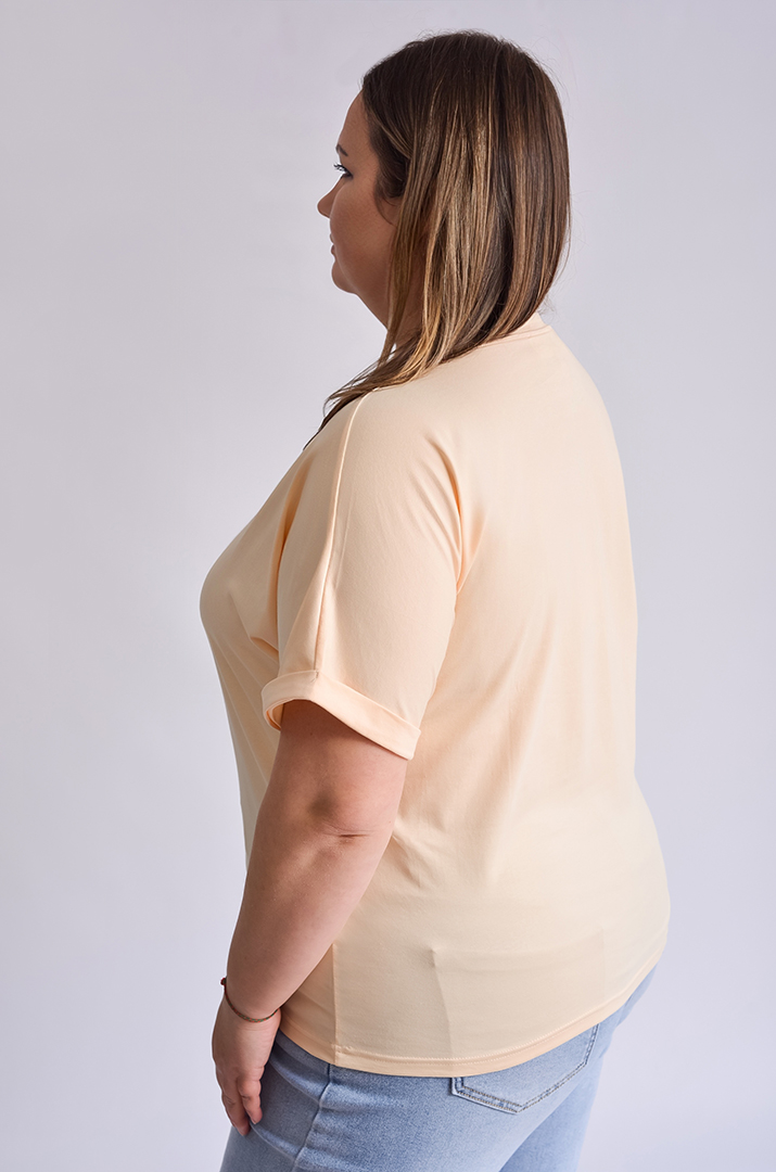 Футболка короткая с художественным принтом и надписью больших размеров