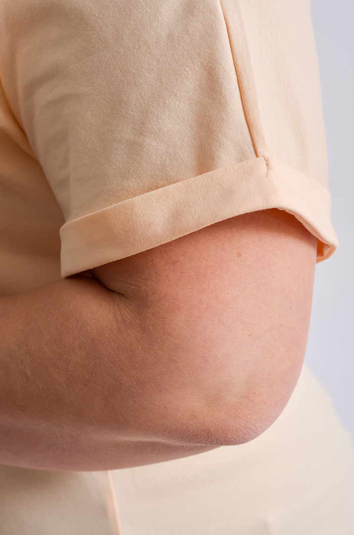 Футболка короткая с художественным принтом и надписью больших размеров